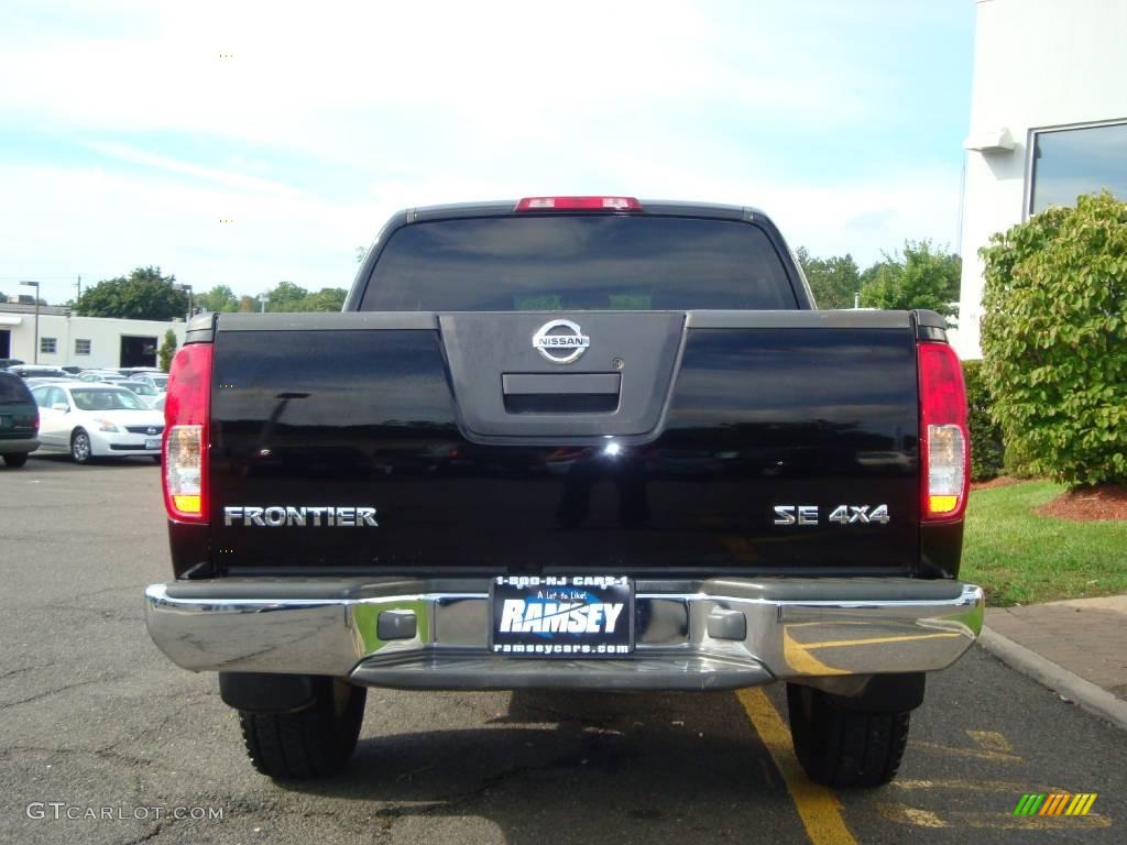 2006 Frontier SE Crew Cab 4x4 - Super Black / Steel photo #9
