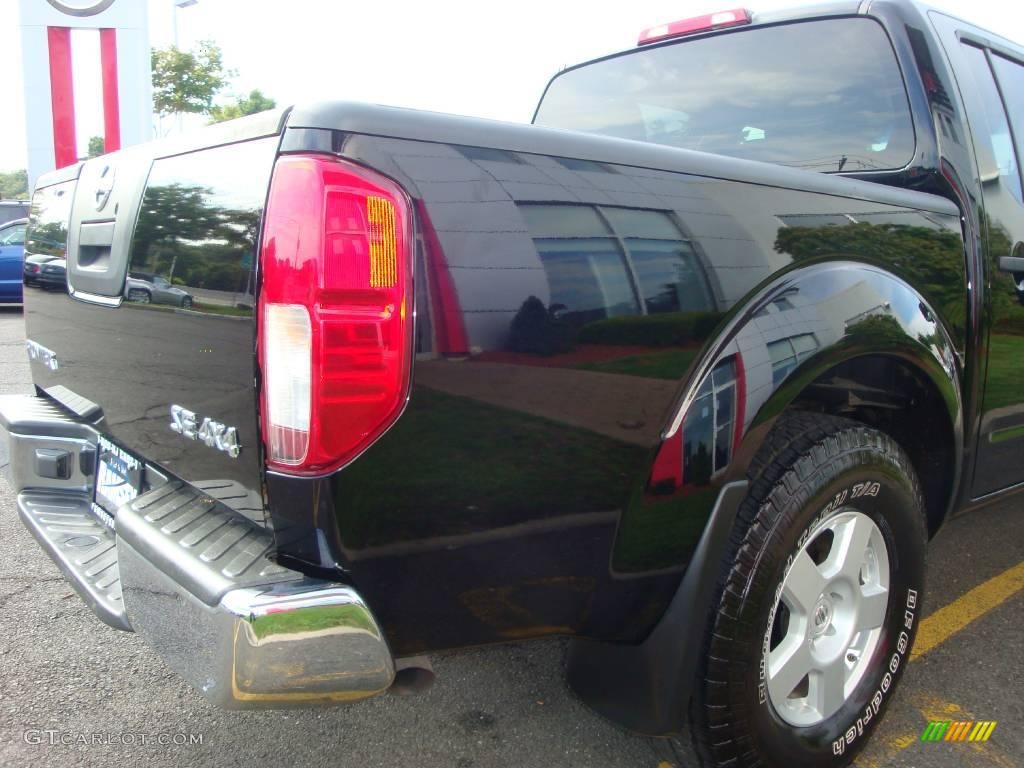 2006 Frontier SE Crew Cab 4x4 - Super Black / Steel photo #21