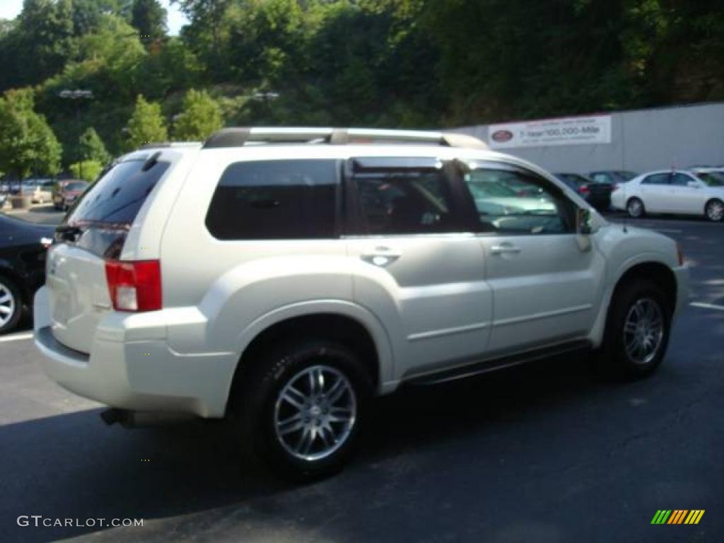 2004 Endeavor Limited AWD - Dover White Pearl / Charcoal Gray photo #5