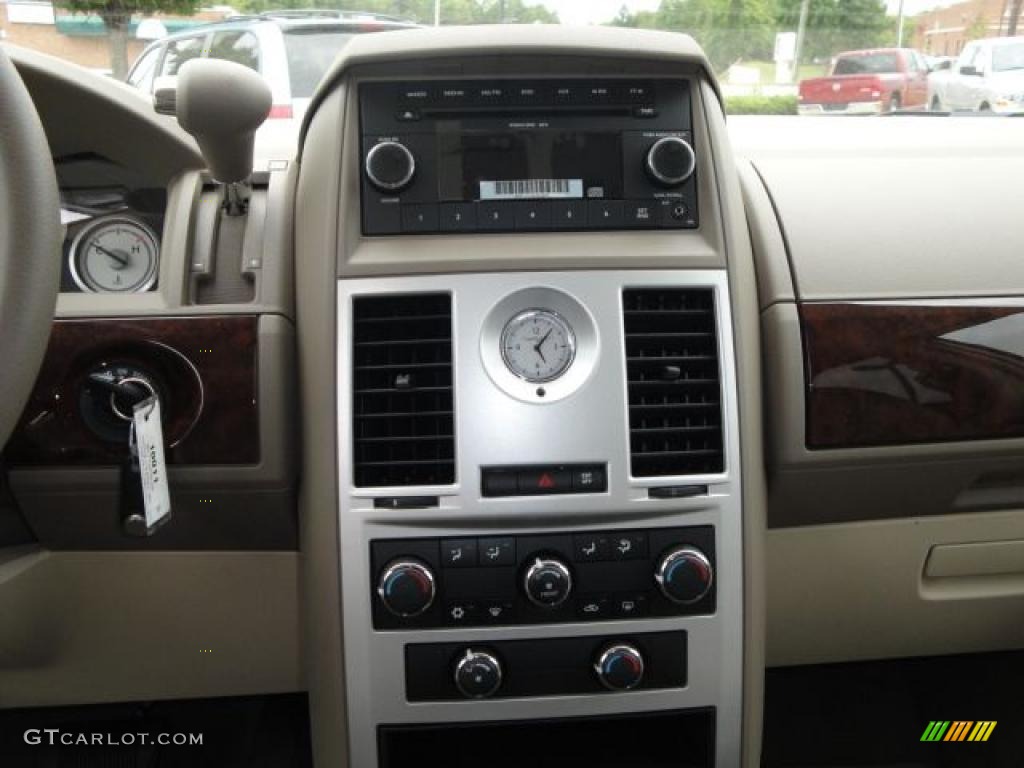 2010 Town & Country LX - Bright Silver Metallic / Medium Pebble Beige/Cream photo #14