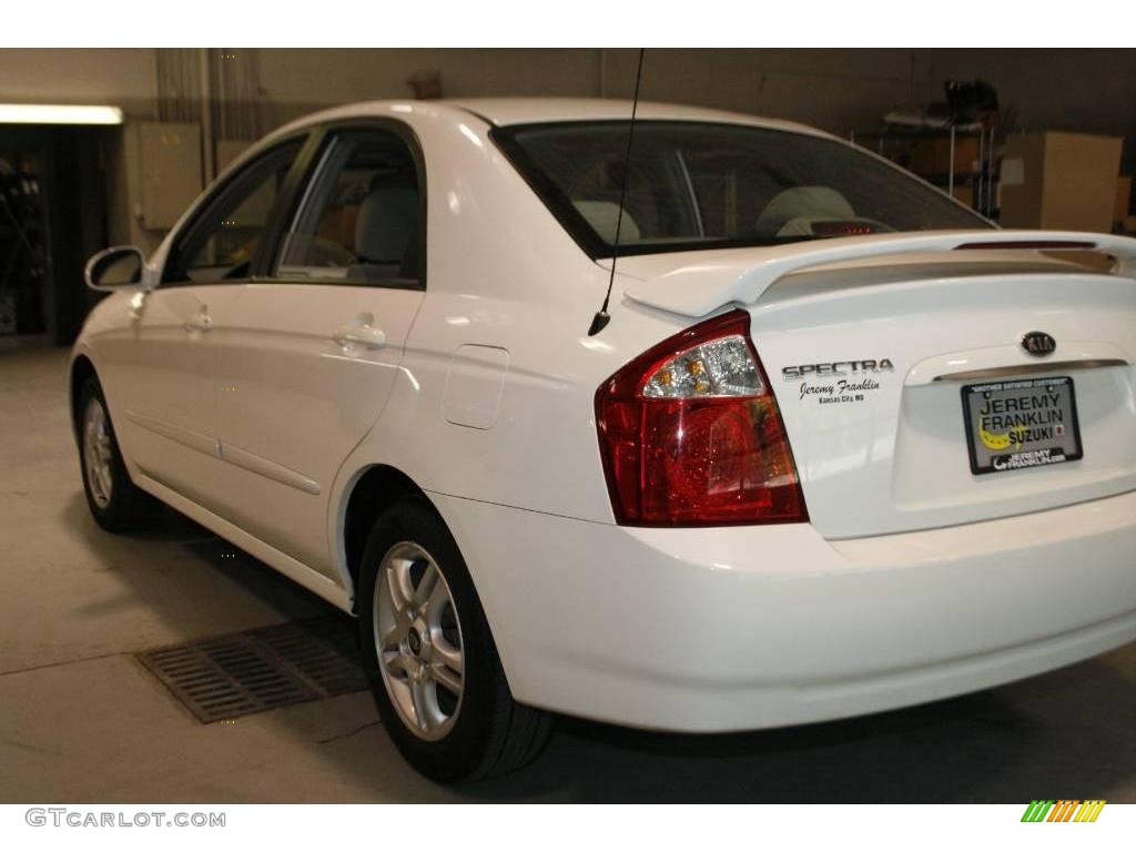 2005 Spectra EX Sedan - Clear White / Gray photo #4