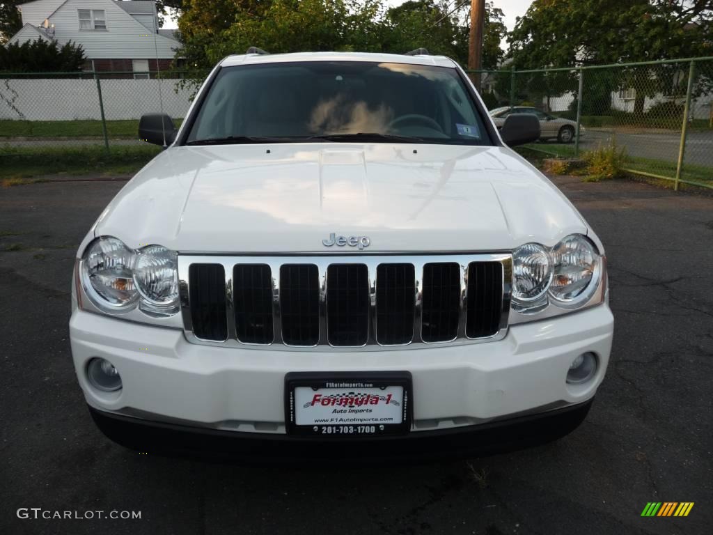 2005 Grand Cherokee Laredo 4x4 - Stone White / Medium Slate Gray photo #1