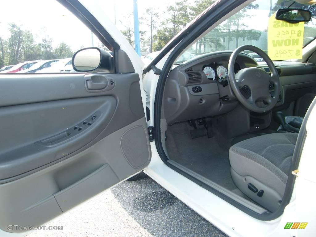 2004 Stratus SXT Sedan - Stone White / Sandstone photo #13