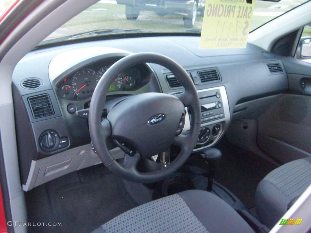 2006 Focus ZX4 SES Sedan - Infra-Red / Dark Flint/Light Flint photo #17