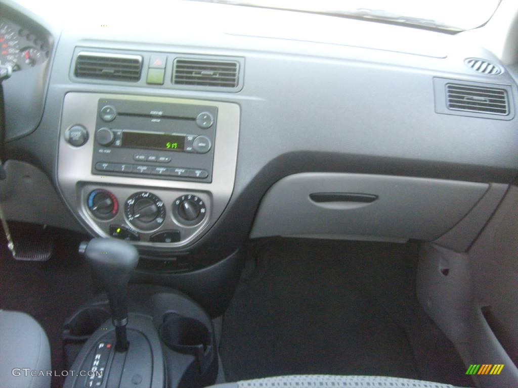 2006 Focus ZX4 SES Sedan - Infra-Red / Dark Flint/Light Flint photo #25