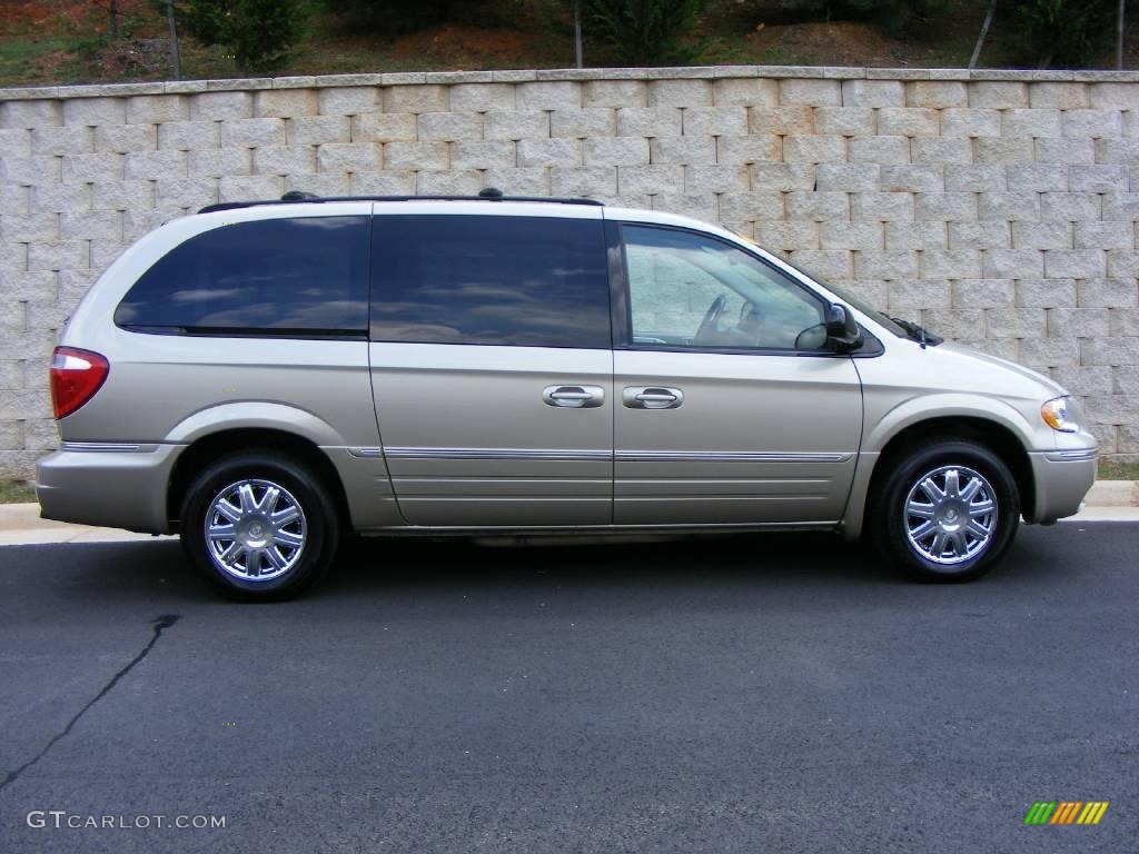 2007 Town & Country Limited - Linen Gold Metallic / Dark Khaki/Light Graystone photo #4