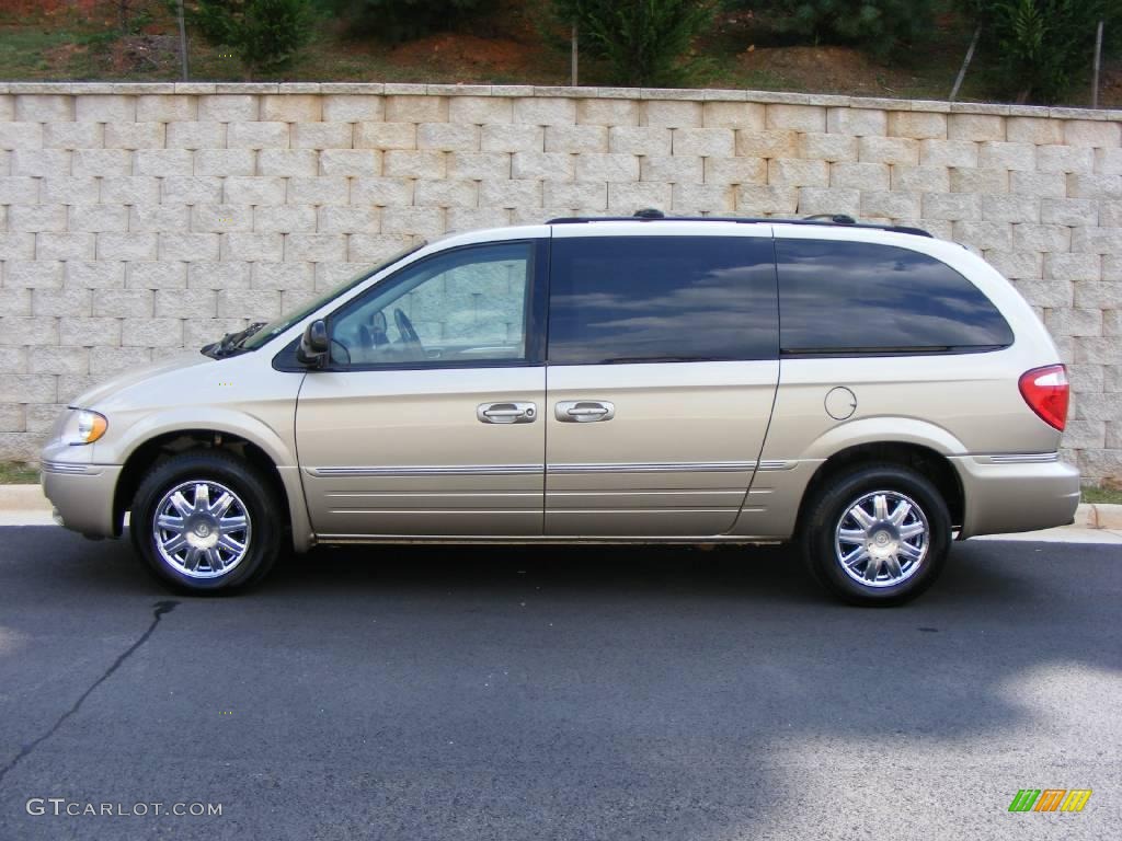 2007 Town & Country Limited - Linen Gold Metallic / Dark Khaki/Light Graystone photo #8