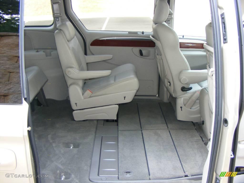 2007 Town & Country Limited - Linen Gold Metallic / Dark Khaki/Light Graystone photo #28