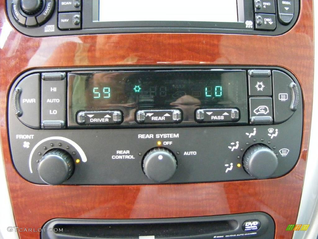 2007 Town & Country Limited - Linen Gold Metallic / Dark Khaki/Light Graystone photo #30