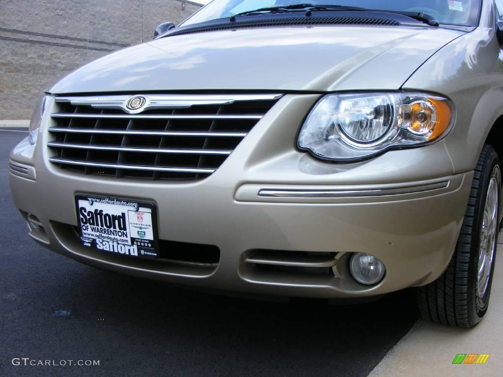 2007 Town & Country Limited - Linen Gold Metallic / Dark Khaki/Light Graystone photo #47
