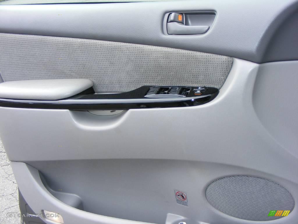 2004 Sienna LE - Phantom Gray Pearl / Stone Gray photo #18