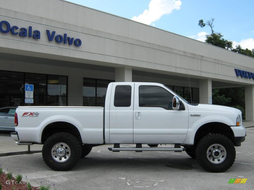 2004 F250 Super Duty FX4 SuperCab 4x4 - Oxford White / Medium Flint photo #2