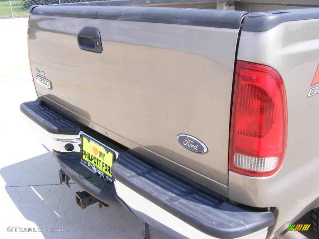 2005 F250 Super Duty Lariat Crew Cab 4x4 - Arizona Beige Metallic / Tan photo #24