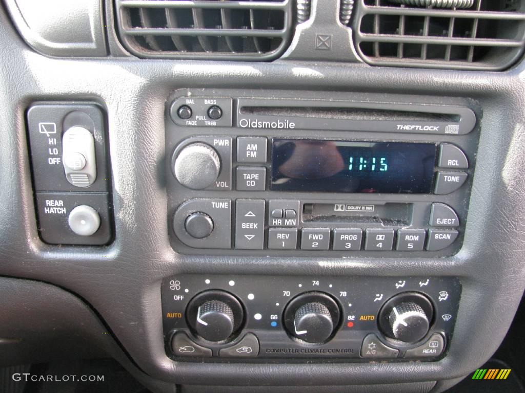 1998 Bravada AWD - Medium Red Metallic / Graphite photo #18