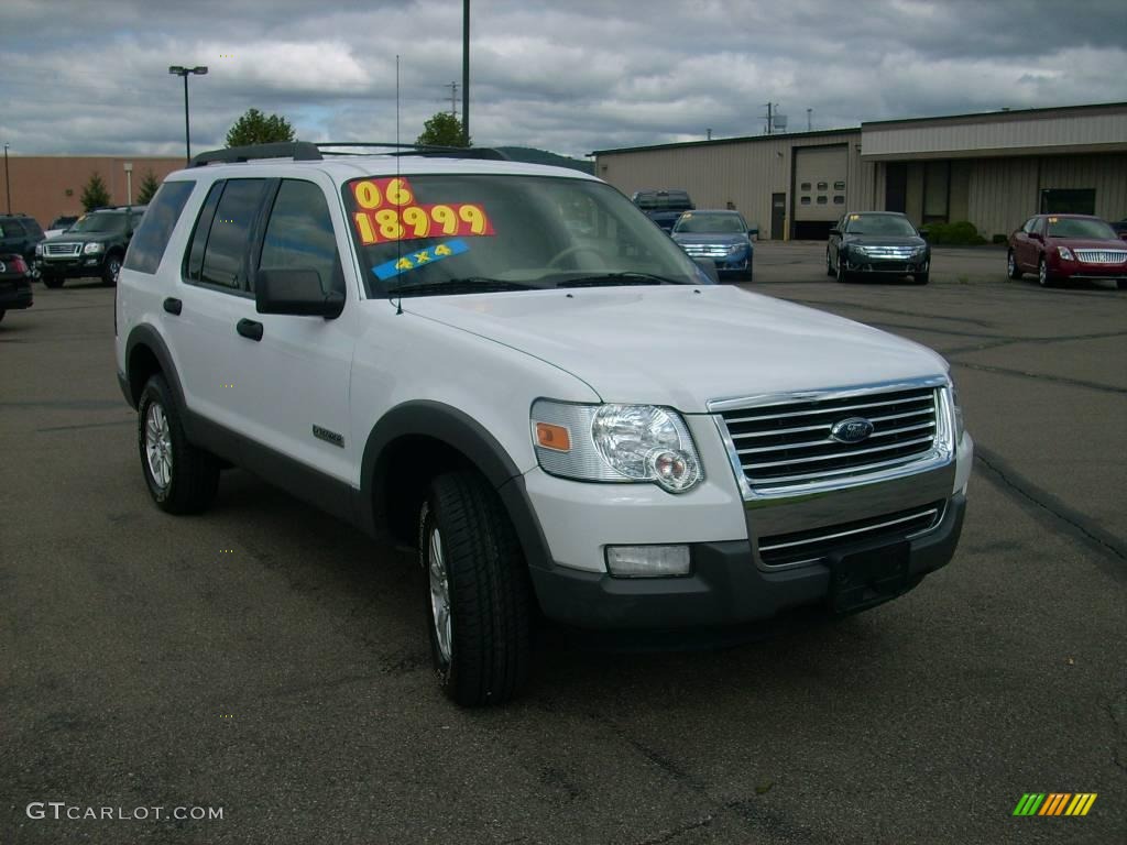 2006 Explorer XLT 4x4 - Oxford White / Camel photo #3