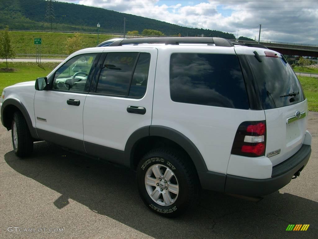 2006 Explorer XLT 4x4 - Oxford White / Camel photo #17