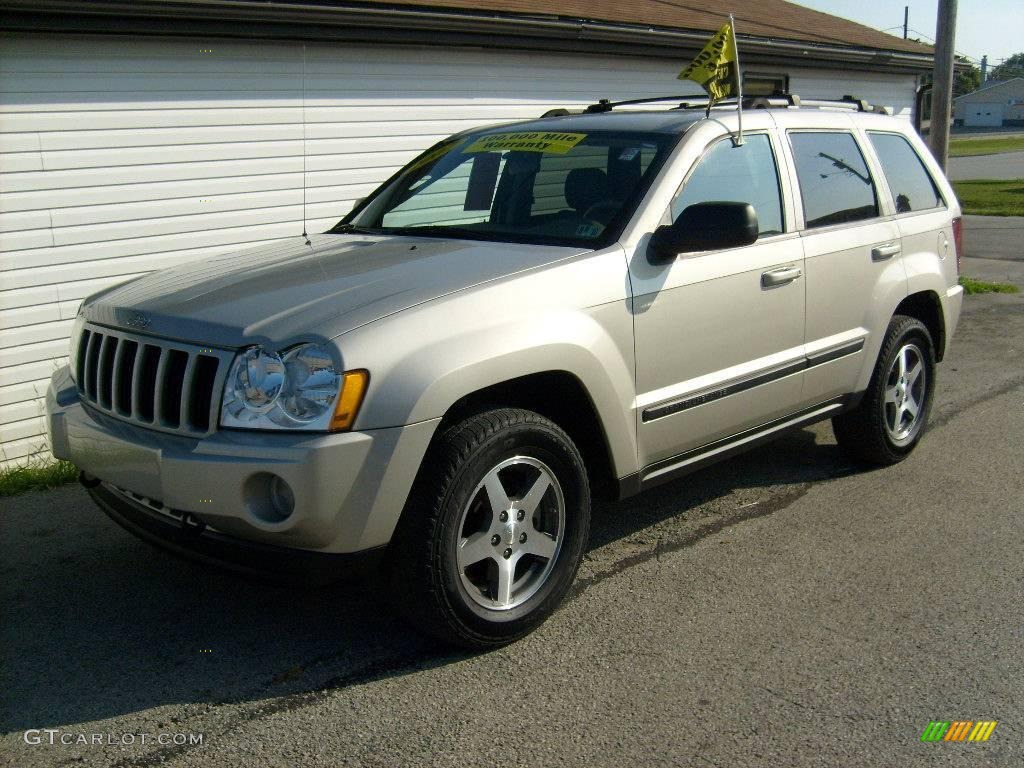 2007 Grand Cherokee Laredo 4x4 - Light Graystone Pearl / Khaki photo #1