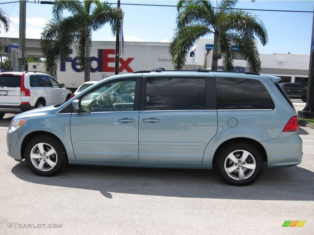 2009 Routan SE - Antigua Blue Metallic / Gobi Beige photo #2