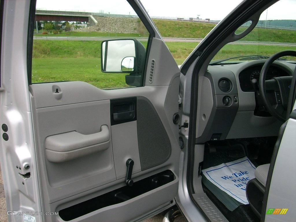 2006 F150 STX Regular Cab 4x4 - Silver Metallic / Medium Flint photo #22