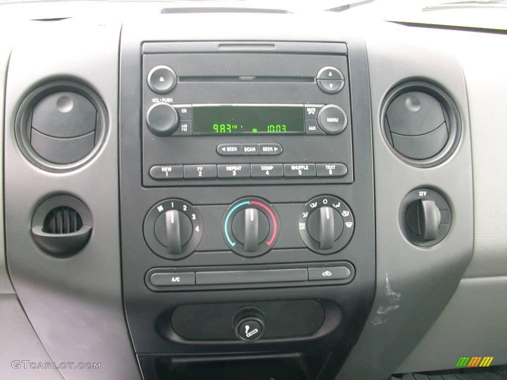 2006 F150 STX Regular Cab 4x4 - Silver Metallic / Medium Flint photo #25