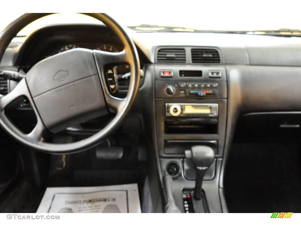 1995 Maxima GXE - Arctic White Pearl / Black photo #12