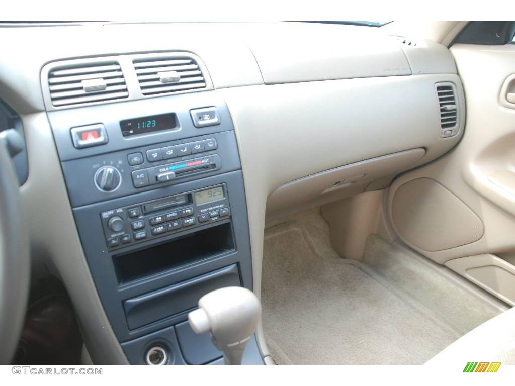 1998 Maxima GXE - Pebble Beige Metallic / Beige photo #17