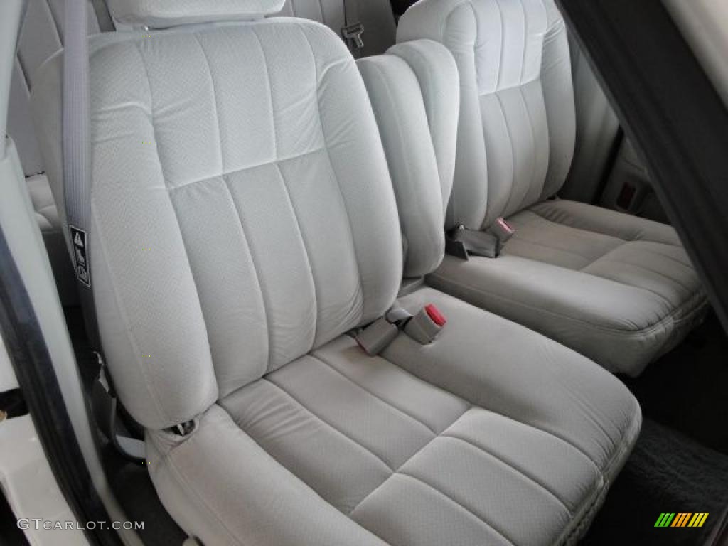 2003 Grand Marquis GS - Vibrant White / Light Flint photo #20
