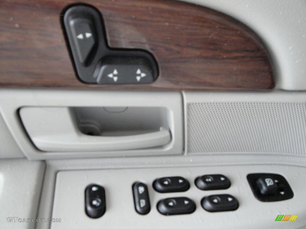2003 Grand Marquis GS - Vibrant White / Light Flint photo #28