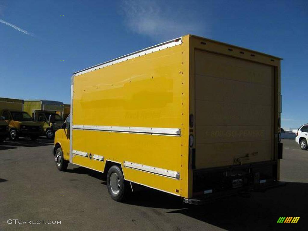 2005 Savana Cutaway 3500 Commercial Moving Truck - Yellow / Pewter photo #4