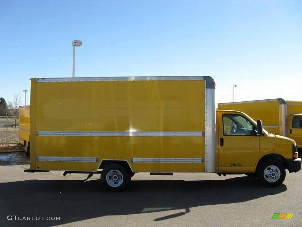 2005 Savana Cutaway 3500 Commercial Moving Truck - Yellow / Pewter photo #6