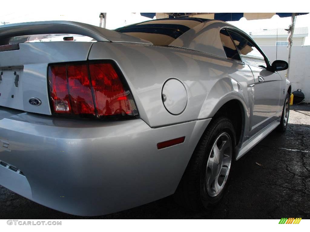 2000 Mustang V6 Coupe - Silver Metallic / Medium Graphite photo #11