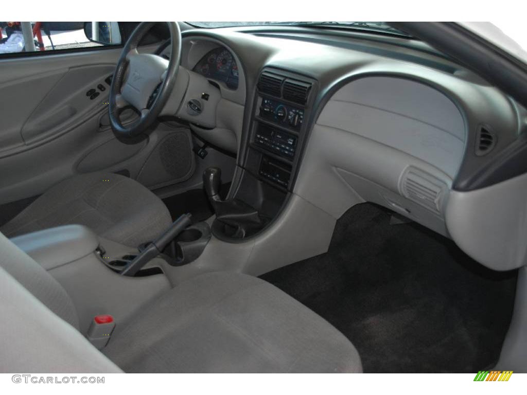 2000 Mustang V6 Coupe - Silver Metallic / Medium Graphite photo #21