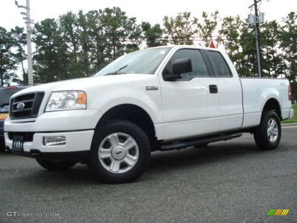 2005 F150 STX SuperCab 4x4 - Oxford White / Medium Flint Grey photo #2