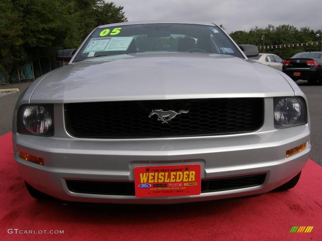 2005 Mustang V6 Premium Coupe - Satin Silver Metallic / Dark Charcoal photo #2