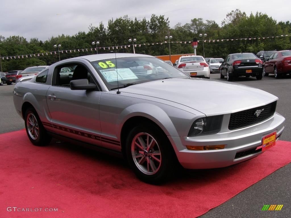 2005 Mustang V6 Premium Coupe - Satin Silver Metallic / Dark Charcoal photo #3