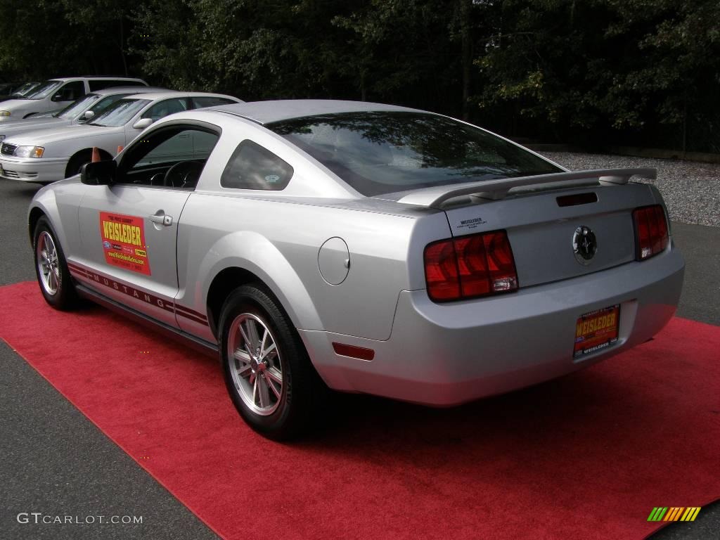 2005 Mustang V6 Premium Coupe - Satin Silver Metallic / Dark Charcoal photo #6