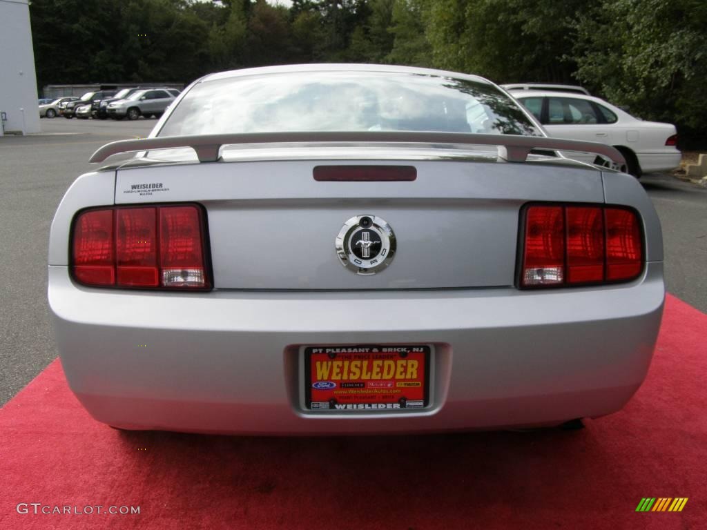 2005 Mustang V6 Premium Coupe - Satin Silver Metallic / Dark Charcoal photo #8
