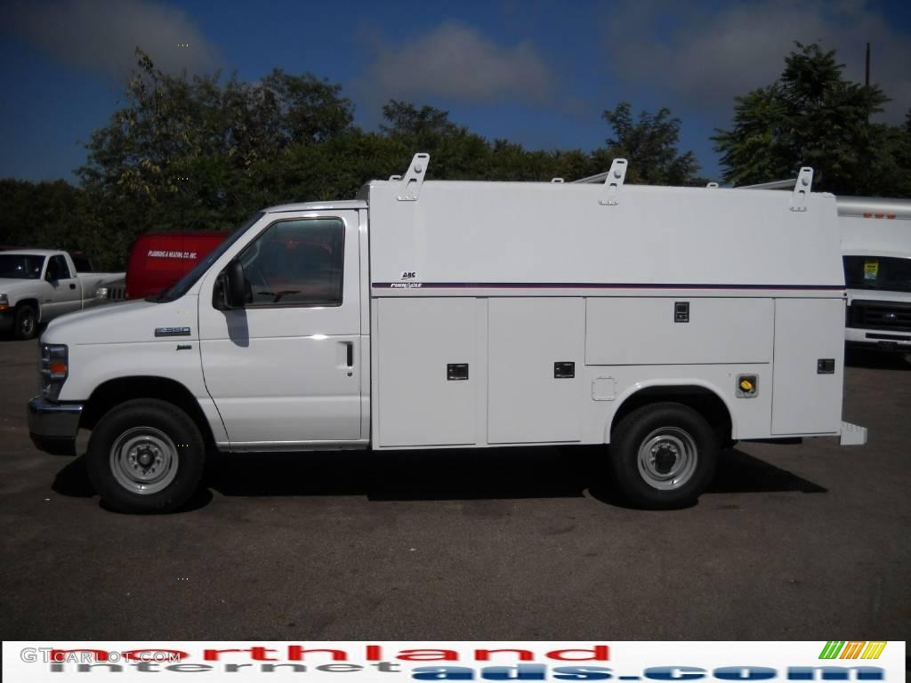 Oxford White Ford E Series Cutaway