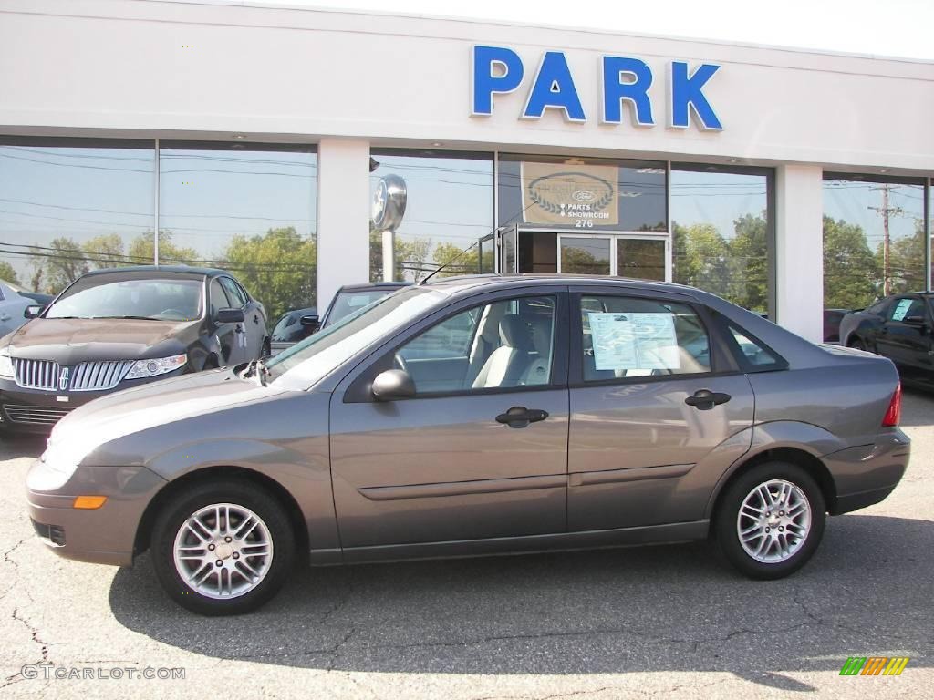 2005 Focus ZX4 SE Sedan - Liquid Grey Metallic / Dark Flint/Light Flint photo #19