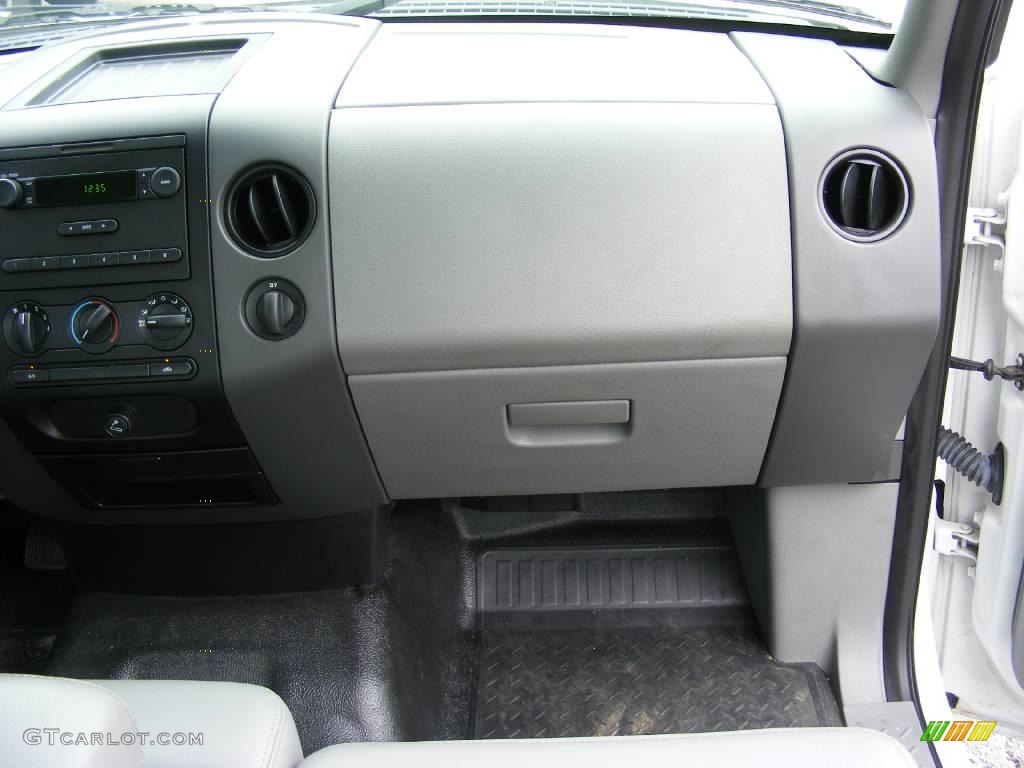 2006 F150 XL SuperCab - Oxford White / Medium/Dark Flint photo #17