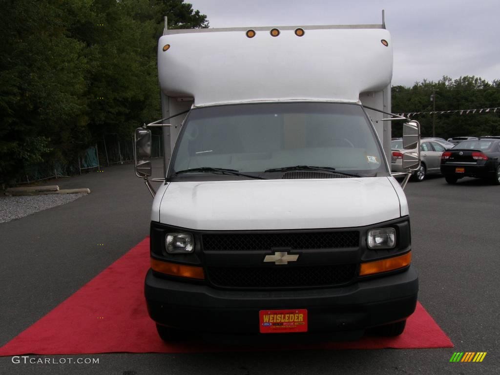 2004 Express 3500 Cutaway Commercial Van - Summit White / Medium Dark Pewter photo #2
