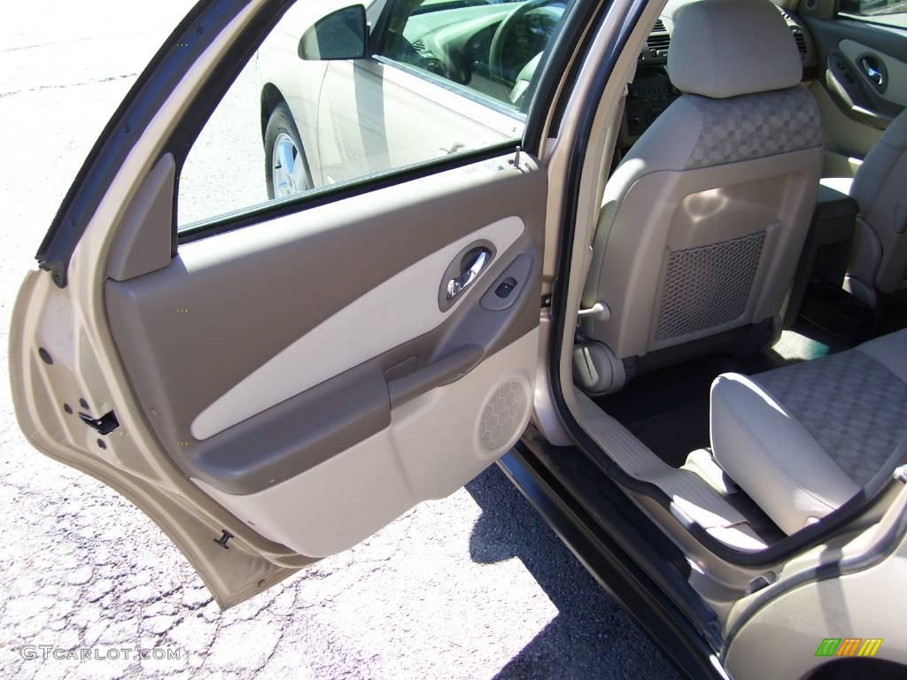 2005 Malibu Maxx LS Wagon - Light Driftwood Metallic / Neutral Beige photo #30