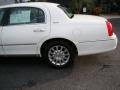 2007 Vibrant White Lincoln Town Car Signature  photo #23