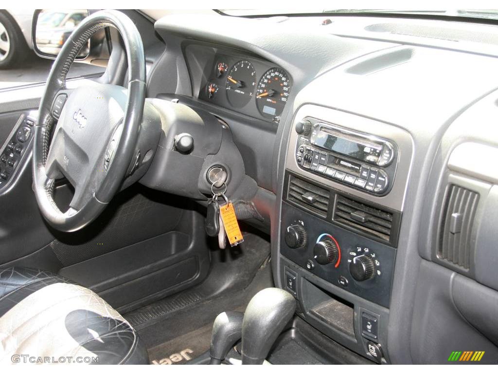 2004 Grand Cherokee Laredo 4x4 - Graphite Metallic / Dark Slate Gray photo #11