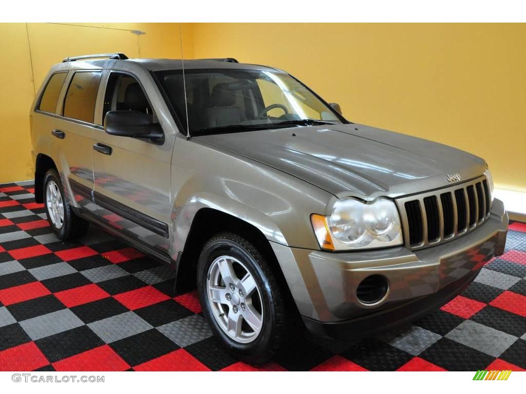 Light Khaki Metallic Jeep Grand Cherokee