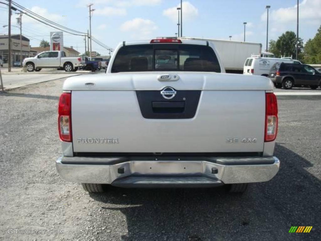 2007 Frontier SE King Cab 4x4 - Radiant Silver / Graphite photo #4