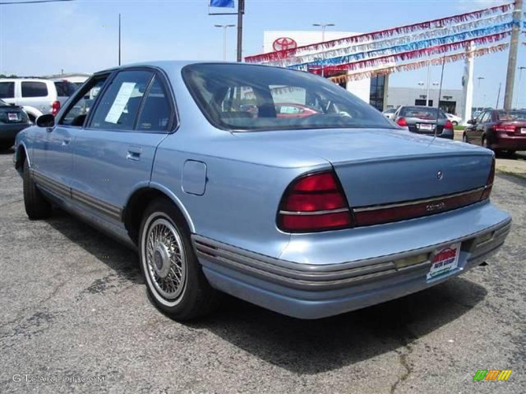 1993 Eighty-Eight Royale - Light Sapphire Metallic / Blue photo #3