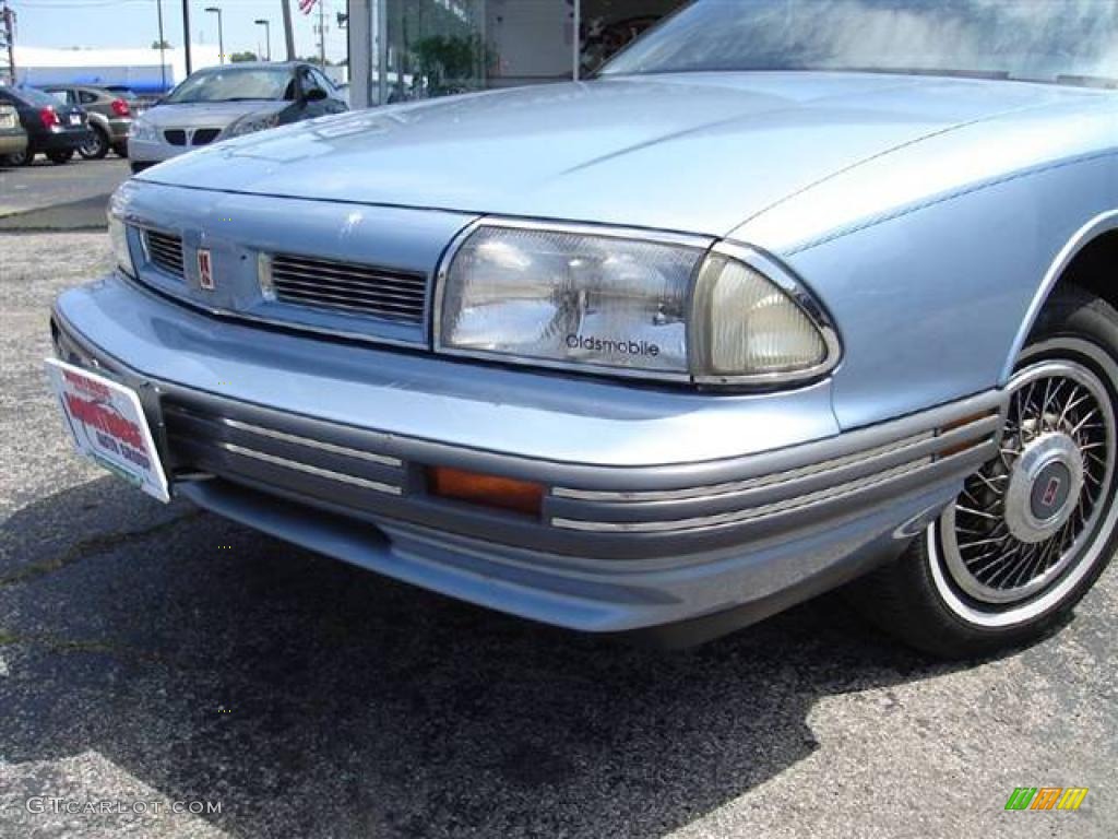 1993 Eighty-Eight Royale - Light Sapphire Metallic / Blue photo #9
