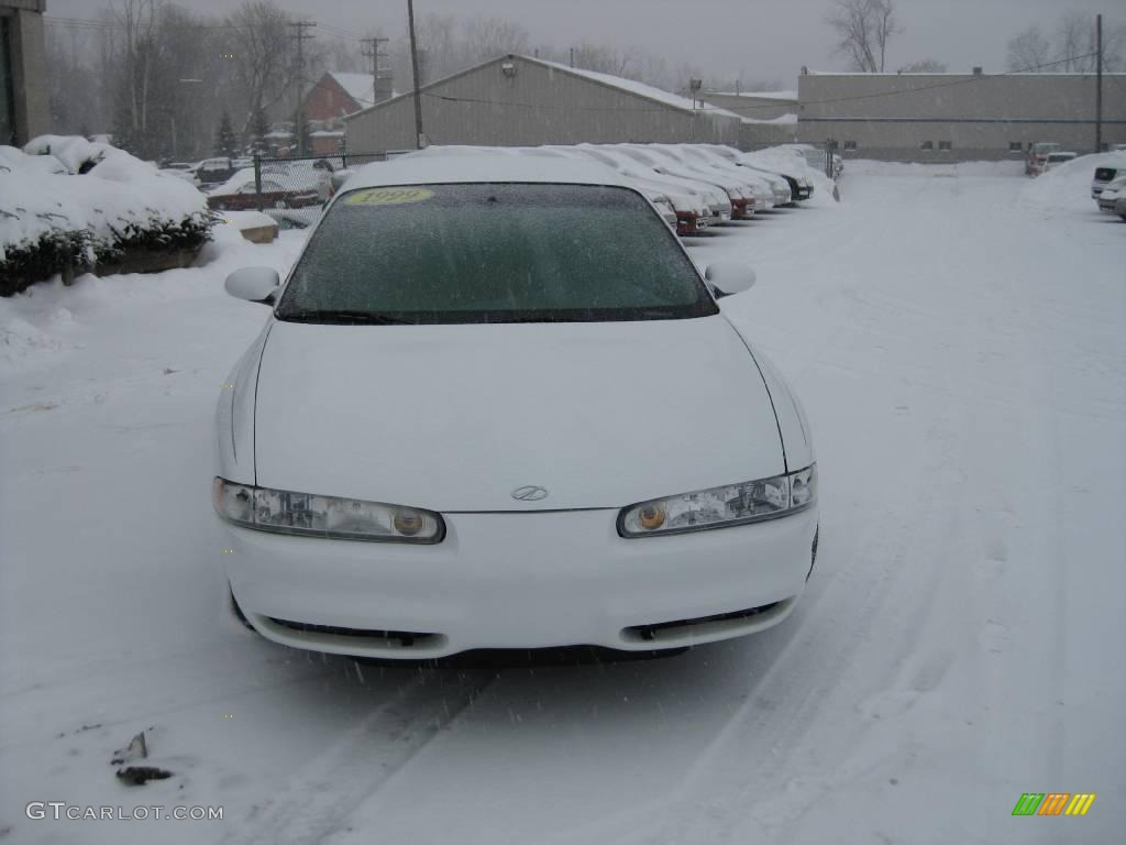 1999 Intrigue GLS - Arctic White / Neutral photo #2