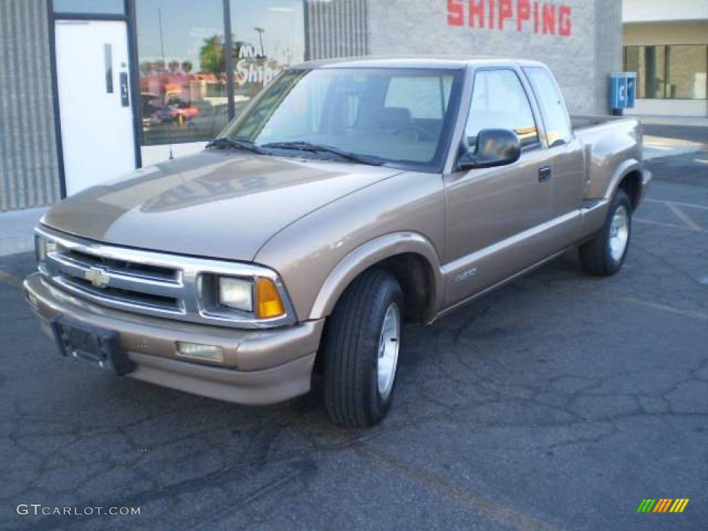 1997 S10 LS Extended Cab - Light Autumnwood Metallic / Beige photo #2